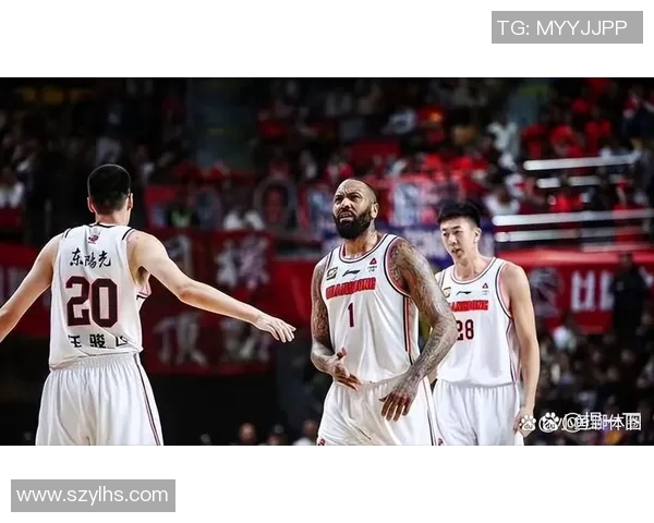 山东男篮与上海队激战正酣直播盛况尽在眼前精彩不容错过